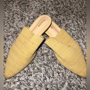 Pointed knit mules